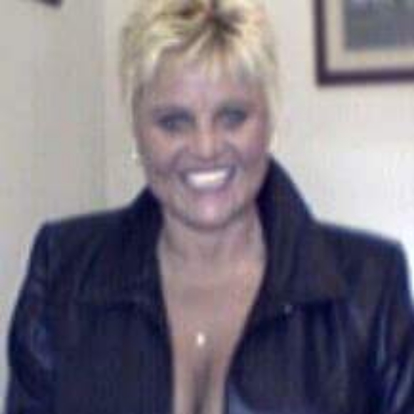 Meet your Posher, Dee - Picture 3 of 5